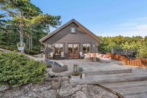 Coastal cabin surrounded by nature in Søgne